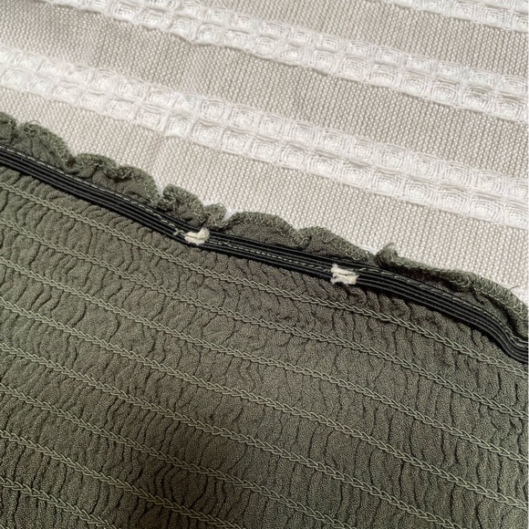 Hollister Scrunched Off the Shoulder Crop Top - Picture 5 of 5